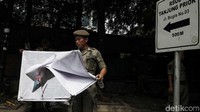 Penertiban apk ini pun dilakukan serentak di Jakarta hari ini.