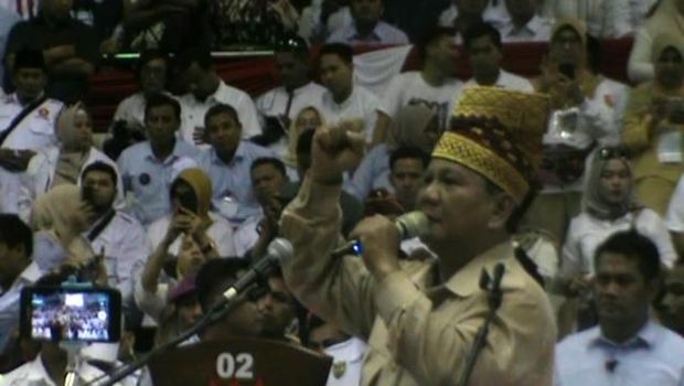 Prabowo Diberi Tanjak dan Berpantun Saat Kampanye di Pekanbaru