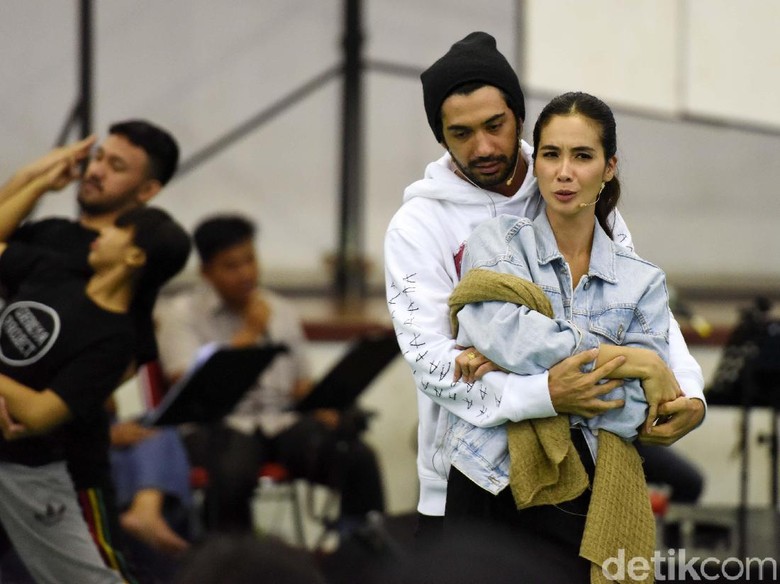 Cerita Reza Rahadian dan Marsha Timothy Kesulitan Hapal Dialog Puisi Cerita Reza Rahadian dan Marsha Timothy Kesulitan Hapal Dialog Puisi