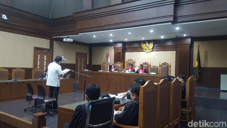 Baca Pleidoi Sambil Berdiri, Lucas Minta Bebas dari Tuntutan Baca Pleidoi Sambil Berdiri, Lucas Minta Bebas dari Tuntutan