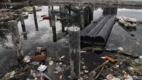Sampah yang menumpuk dan tak diolah dengan baik itu tak hanya mengganggu kenyamanan warga sekitar karena menyebarkan bau tak sedap, tetapi juga menghasilkan kesan kumuh dan tak terawat.