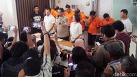 Kabid Humas Polda Metro Jaya Kombes Pol Argo Yuwono mengatakan, penangkapan 6 tersangka merupakan hasil pengembangan kasus narkotika yang melibatkan tersangka GZ. Tersangka ditangkap di Apartemen Green Pramuka pada 8 Januari 2019 lalu.