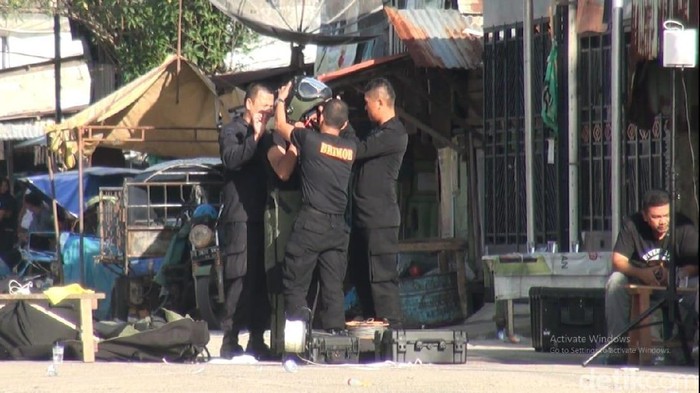 Densus 88 amankan rumah di Sibolga (Foto: Abdi Somat/detikcom) Densus 88 amankan rumah di Sibolga (Foto: Abdi Somat/detikcom)