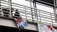Selain menyalahi aturan, pemasangan spanduk dan poster sembarangan itu juga merusak pemandangan.