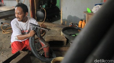 Kisah Inspiratif, Montir di Maros Sulsel Lumpuh Sejak Lahir