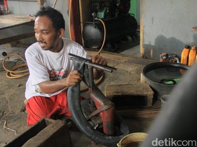 Kisah Inspiratif, Montir di Maros Sulsel Lumpuh Sejak Lahir
