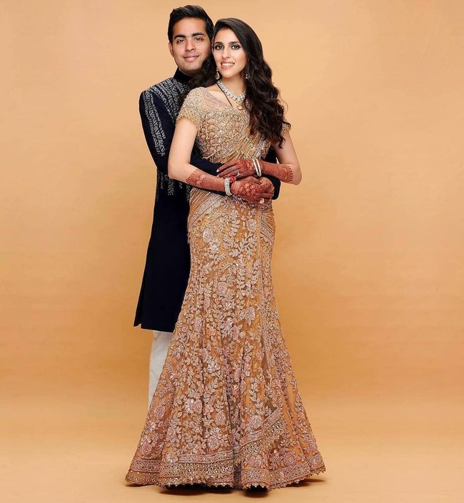 Akash Ambani menikahi pujaan hatinya Shloka Mehta dalam sebuah upacara dan resepsi mewah yang digelar di gedung milik keluarganya, Jio World Centre, Bandra Kurla Complex, Mumbai, India, Sabtu (9/3/2019). Shloka dan Akash sudah saling mengenal sejak mereka sama-sama duduk di bangku taman kanak-kanak. Foto: Instagram