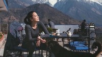 Sophia Latjuba yang tengah santai sambil ditemani anjing setempat (@sophia_latjuba88/Instagram)