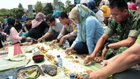 Begini keseruan Irna saat hadir dalam acara Papahare Ramen-Rame di Alun-alun Pandeglang. Ia menikmati liwetan di atas daun pisang! Foto: Instagram irnadimyati