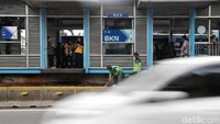 Aktivitas di halte TransJakarta BKN, Cililitan, Jakarta, nampak kembali normal usai terjadi penusukan yang melukai salah seorang penumpang bus TransJakarta, Kamis (14/3/2019).