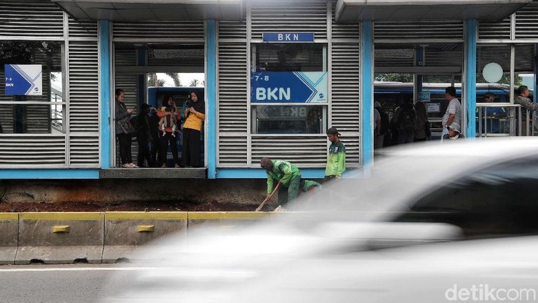 Geger di Halte TransJ: Penumpang Ditusuk Gegara Sikap Duduk Geger di Halte TransJ: Penumpang Ditusuk Gegara Sikap Duduk