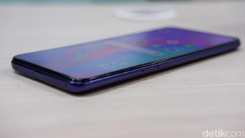 Sisi samping terdapat pengaturan volume. Foto: Adi Fida Rahman/detikINET