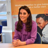 Blus Gucci seharga US$ 1.300 atau sekitar Rp 18 juta itu hadir dengan dasi bergaya pussy-bow yang menciptakan nuansa retro. Kate lalu menyempurnakan gayanya dengan handbag berwarna senada. (Foto: Getty Images)