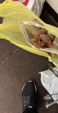 Makan Bersama di Kantor, Pria Ini Bawa Ayam Mentah hingga Penggorengan