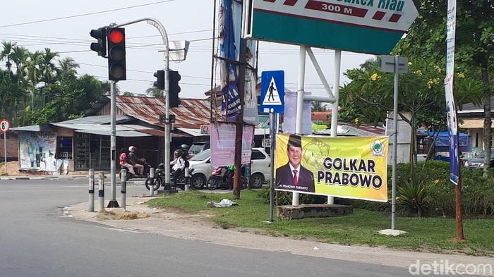 Muncul Spanduk Golkar Prabowo di Pekanbaru