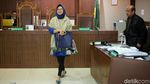 Karen Umbar Senyuman di Sidang Lanjutan Kasus Korupsi
