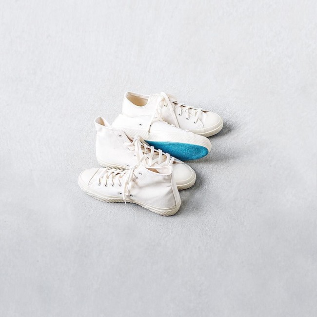 Shoes Like Pottery mendapatkan popularitasnya berkat proses vulkanisasi atau ka-ryu yang sangat unik. Untuk proses ini, setiap sepatu dipanggang di dalam tungku, seperti tembikar, untuk memvulkanisasi sol karet. Ini menciptakan sol yang lembut dan fleksibel tidak seperti sepatu lainnya. Sneakers juga tampil dengan kain yang dijahit tangan dan dirakit oleh pengrajin ahli, memastikan tidak ada dua pasangan yang persis sama. Foto: dok. Shoes Like Pottery