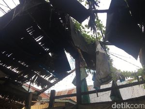 Kisah Ibu dan Anak Lansia di Polewali Bertahan Hidup di Rumah Reot