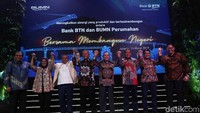 Direktur Utama PT Bank Tabunga Negara (Persero) Tbk. Maryono diapit oleh para Direksi BUMN Properti usai menandatangani komitmen bersama untuk bersinergi positif dan berkesinambungan dalam pembiayaan dan perumahan di Jakarta, Kamis (14/3/2019).