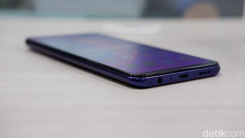 Bagian bawah terdapat port jack audio 3,5 mm, microUSB dan speaker, Foto: Adi Fida Rahman/detikINET