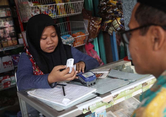 Nova, anak agen BRILink Sugiono yang sehari-harinya melayani transaksi (Foto: Pradita Utama/detikcom) Nova, anak agen BRILink Sugiono yang sehari-harinya melayani transaksi (Foto: Pradita Utama/detikcom)