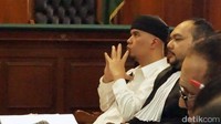 Sidang digelar siang hari atas permintaan Ahmad Dhani. Pria berusia 46 tahun beralasan, jika sidang tetap digelar pagi, dia akan banyak kehilangan jam besuk di Rutan Medaeng.