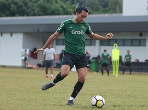 Ezra Walian Tak Keder Beradu dengan Marinus dan Dimas Drajad di Lini Depan