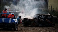 Lomba ini sangat liar dan pasti dianggap sebagai olahraga ekstrem yang hanya dilakukan oleh kaum pria. Namun, di Malta lomba ini juga melibatkan kaum wanita. REUTERS/Darrin Zammit Lupi.
