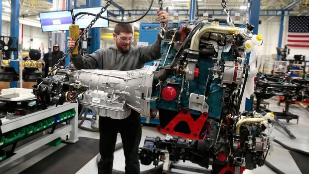Mahindra Automotive North America assembly workers work on a partially assembled ROXOR off-road vehicle at the MANA Plant in Auburn Hills, Michigan, U.S., January 30, 2019.  Photo taken January 30, 2019.    REUTERS/Rebecca Cook