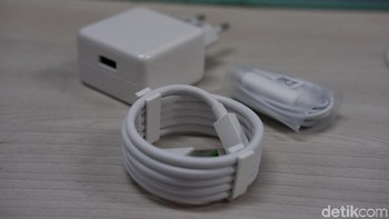 Selain earphone, terdapat pula charger berteknologi VOOC 3.0 yang diklaim dapat penuh terisi dalam 80 menit. Foto: Adi Fida Rahman/detikINET