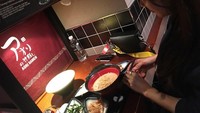 Slurp! Semangkuk ramen yang hangat dan gurih jadi salah satu favorit dokter sekaligus artis asal Korea ini. Foto: Instagram@sjeuro