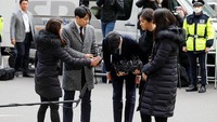 Terbelit kasus prostitusi, Seungri menunduk minta maaf saat tiba di kantor polisi. Foto: REUTERS/Kim Hong-Ji