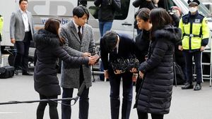 Tiba di Kantor Polisi, Seungri Menunduk dan Minta Maaf