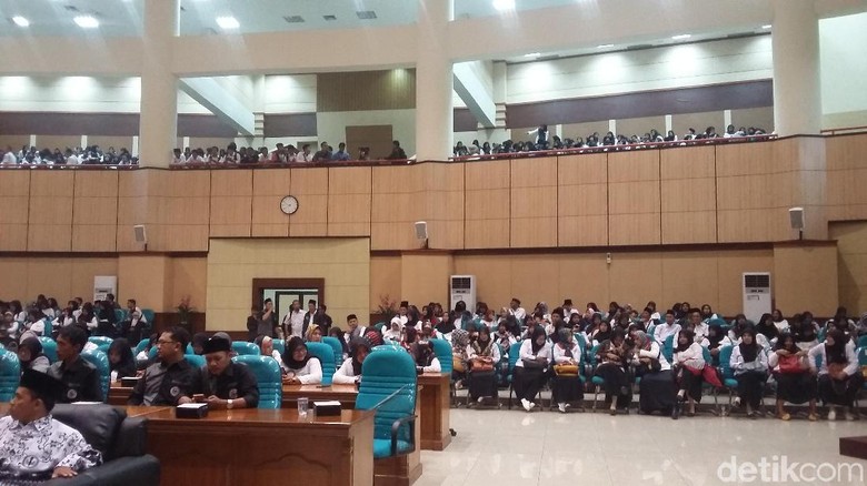 Curhat Guru Honorer di Tasikmalaya: Gaji Saya Rp 300 Ribu Sebulan Curhat Guru Honorer di Tasikmalaya: Gaji Saya Rp 300 Ribu Sebulan