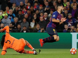 Barca mendapat hadiah penalti di menit ke-17 setelah Luis Suarez terlibat kontak dengan Jason Denayer. Dari tayangan ulang, Suarez terjatuh setelah menginjak kaki Denayer. (Foto: Susana Vera/Reuters)