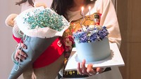 Cake berwarna biru yang cantik ini jadi kado spesial untuk Lee Su Jin. Cantik ya? Foto: Instagram@sjeuro