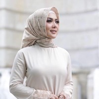Syahrini juga menyajikan dua ukuran scarf agar bisa dipakai oleh wanita yang tidak berhijab. Jika dibandingkan, mana hijab yang lebih kamu suka? Foto: Instagram 