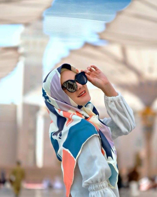 Syahrini sudah lebih dulu merilis brand khusus scarf atau hijab bernama Fatima Syahrini. Saat peluncurannya, scarf besutan sang Inces ini sempat menjadi sorotan. Foto: Instagram