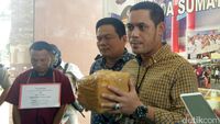 Barang bukti sabu yang dibawa Tomi Warsa.