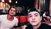 Kalau ini pose Isa dan Miller saat makan dan ngumpul bersama di salah satu restoran. Duh, sama-sama tampan ya? Foto: Instagram @theisakhan