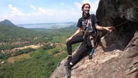 Chrissie juga mencoba memanjat Via Veratta yang ekstrem dan menantang! (dok.MTMA)