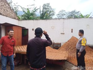 Dampak Hujan Es dan Angin Kencang di Ngawi, 8 Rumah Rusak, 1 Roboh