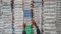 Berbagai jenis botol plastik disusun dan dirangkai dengan rapi.