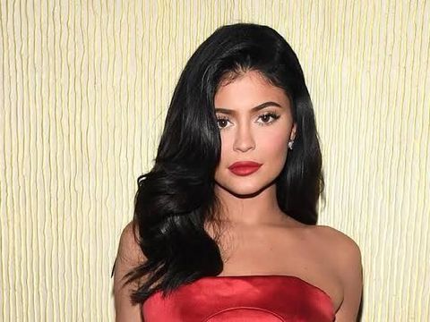 Pakai Lipstik Sampai Luar Bibir, Kendall Jenner Olok-olok Kylie Jenner