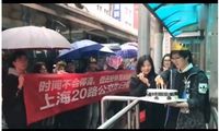 Unik! Warga Shanghai Rayakan Ulang Tahun Jalur Bus dengan Bawa Kue