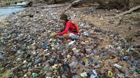 Perilaku buang sampah warga di pesisir Pandeglang ke muara diduga jadi penyebab terbawanya sampah ke Ujung Kulon. 
