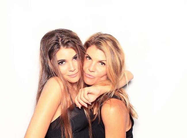 Untuk membebaskan ayahnya, sang ibu Lori harus membayar denda sebanyak dua kali lipat uang suap yakni $1 juta atau sekitar Rp 14,2 miliaran dan menjadikan rumah mereka sebagai jaminan. Foto: Instagram @oliviajade