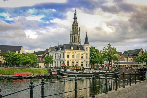 Kastil Breda merupakan salah satu tempat wisata yang wajib dikunjungi. Masih berdiri gagah sejak abad ke-12 (iStock) Kastil Breda merupakan salah satu tempat wisata yang wajib dikunjungi. Masih berdiri gagah sejak abad ke-12 (iStock)