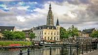 Kastil Breda merupakan salah satu tempat wisata yang wajib dikunjungi. Masih berdiri gagah sejak abad ke-12 (iStock)