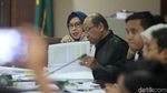 Karen Umbar Senyuman di Sidang Lanjutan Kasus Korupsi